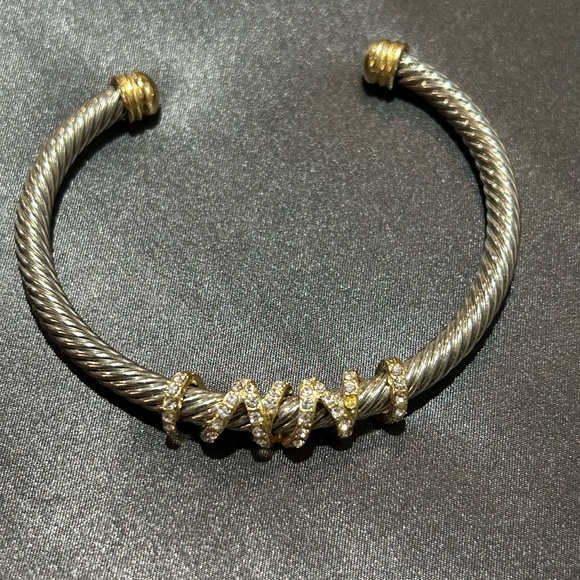 Beautiful bracelet cable cuff NEW - Picture 1 of 4